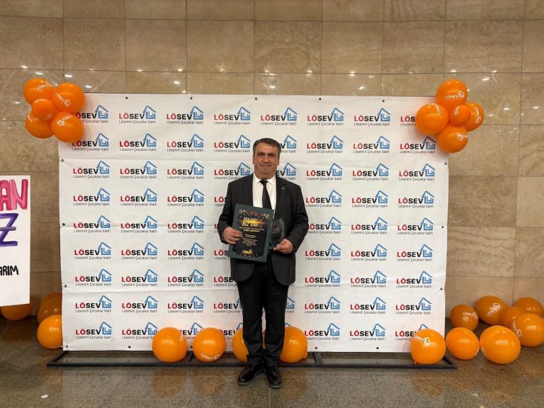 LÖSEV Yılın Basın Gönüllüsü Ödülü Murat Demircan’a verildi