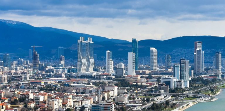 İzmir, lokanta, otel ve haberleşmede en pahalı il