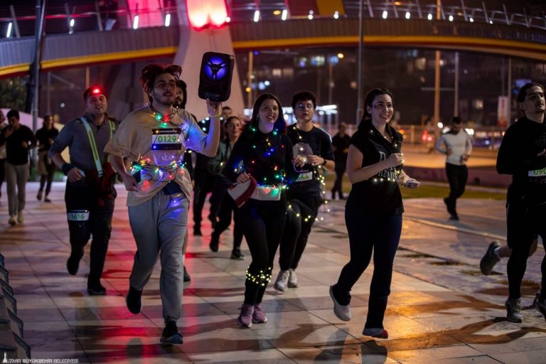En uzun gece, İzmirlilerle ışıl ışıl