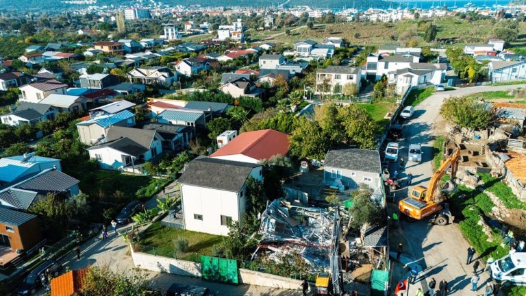 Seferihisar Belediyesi’nden kaçak yapı uyarısı