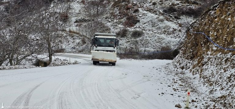 İzmir’de kar savaşçıları yollarda