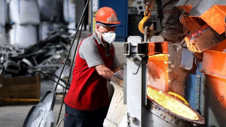 Sanayi üretiminde aylık %0,8 düşüş