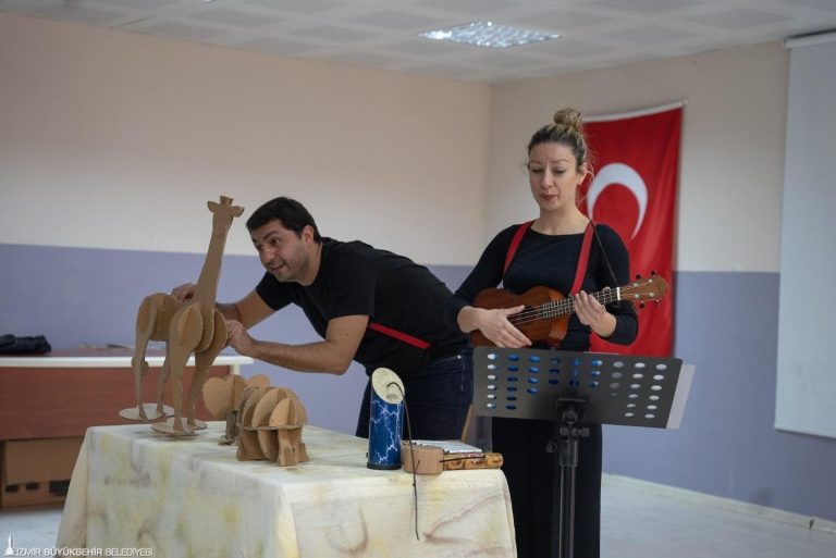 “Kendini Arayan Zürafa” Buca’da miniklerle buluştu