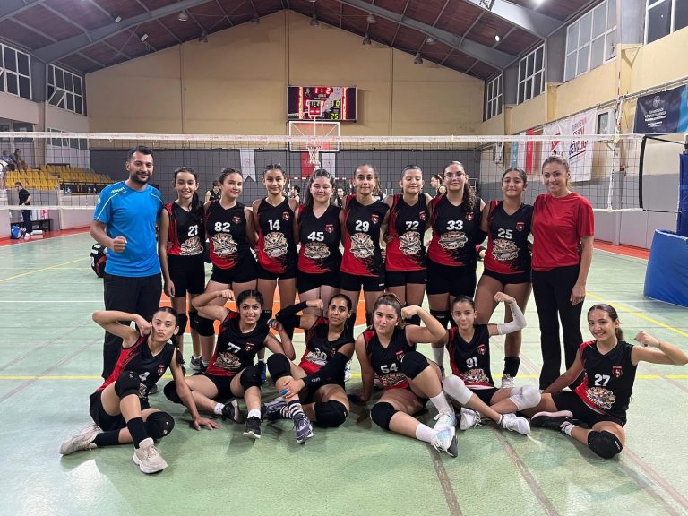 Çiğli Belediyesi’nin voleybol takımları ligde zirvede