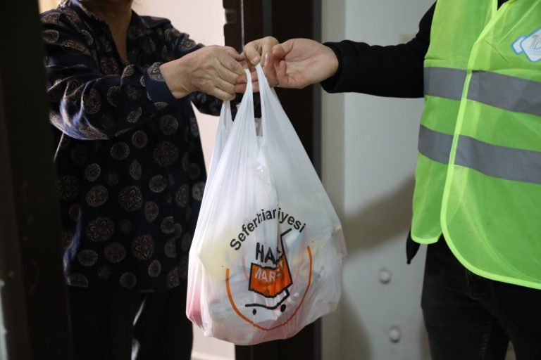 Seferihisar’da 300 aileye yılbaşı paketi desteği