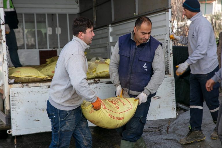 Güzelbahçe Belediyesi’nden çiftçiye güç veren destek