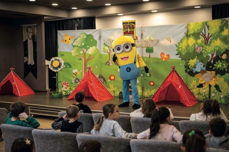 Bornova’da yarıyıl tatili tiyatroyla şenlendi