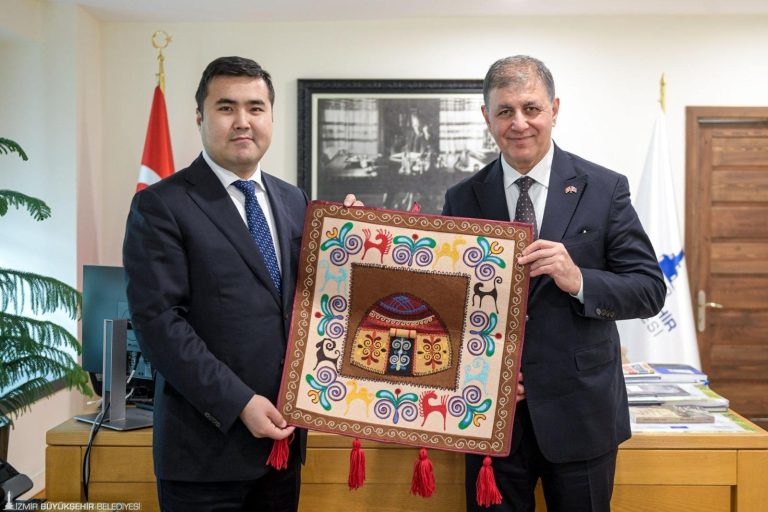 Başkan Tugay’dan Kırgızistan heyetine ‘Aytmatov Kütüphanesi’ jesti