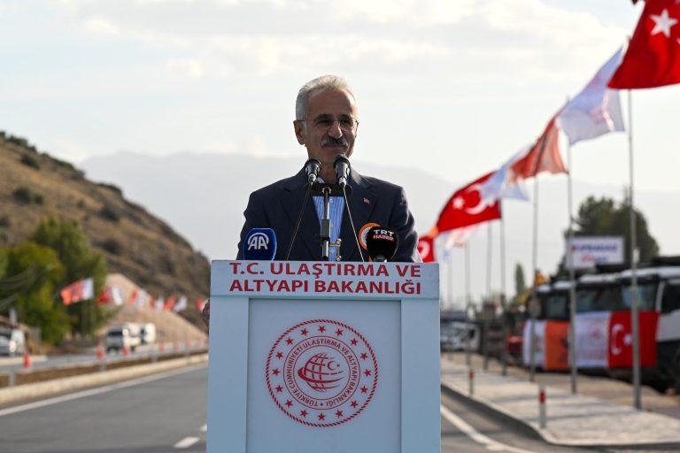 Bayramda otoyol ve köprülerden 12,3 milyon araç geçti