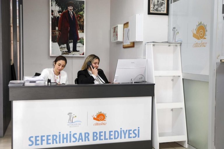 Seferihisar Belediyesi, Çözüm Masası ile vatandaşları dinliyor