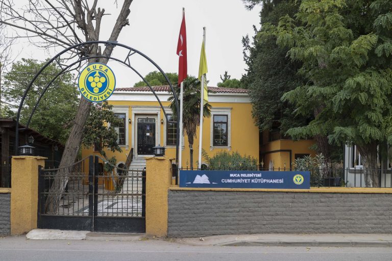 Buca’da araştırmacıların ilgi odağı Cumhuriyet Kütüphanesi