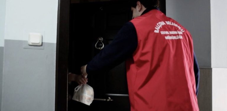 Balçova Belediyesi’nden ihtiyaç sahiplerine sıcak yemek desteği