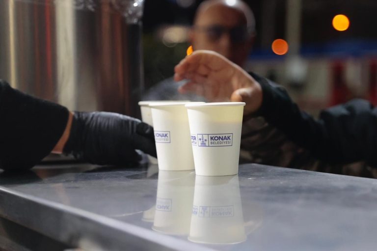Konak’ta soğuk kış sabahlarına çorba ikramı