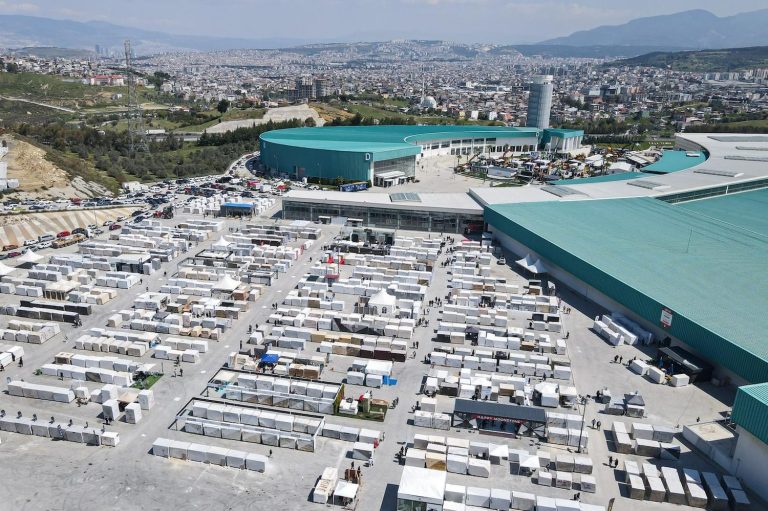 İzmir doğal taşla dikkatleri çekecek
