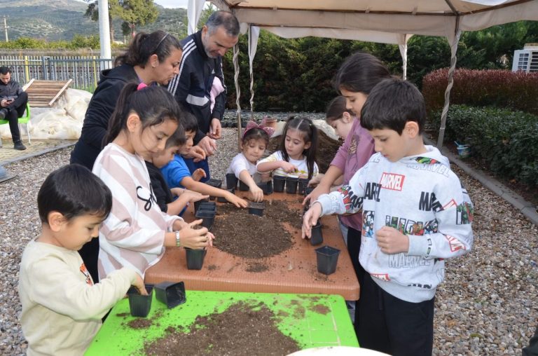 Selçuk’ta çocuklara tohum, ailelerine sirke yapım atölyesi 