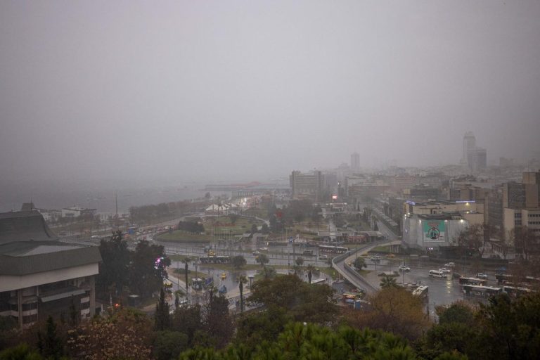 İzmir Büyükşehir Belediyesi ekipleri yağış nöbetinde