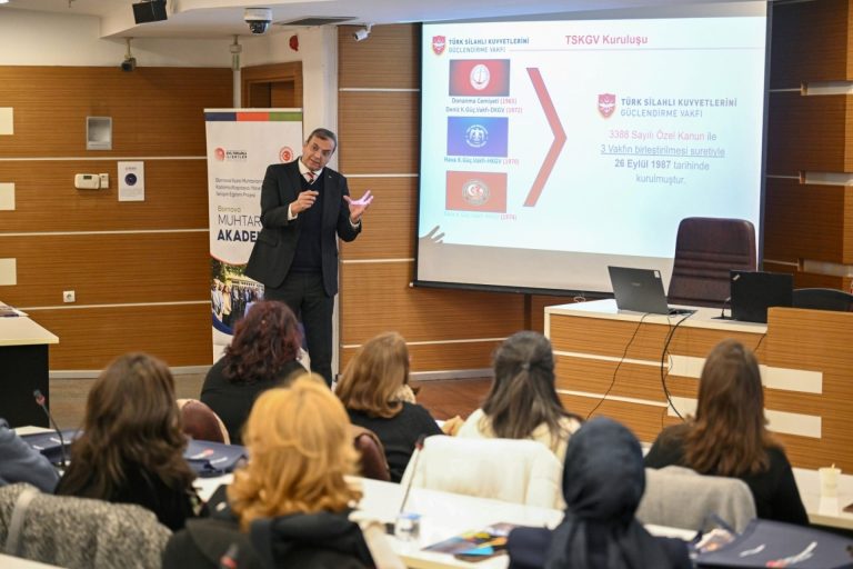 Bornova’dan muhtarlara akademik destek