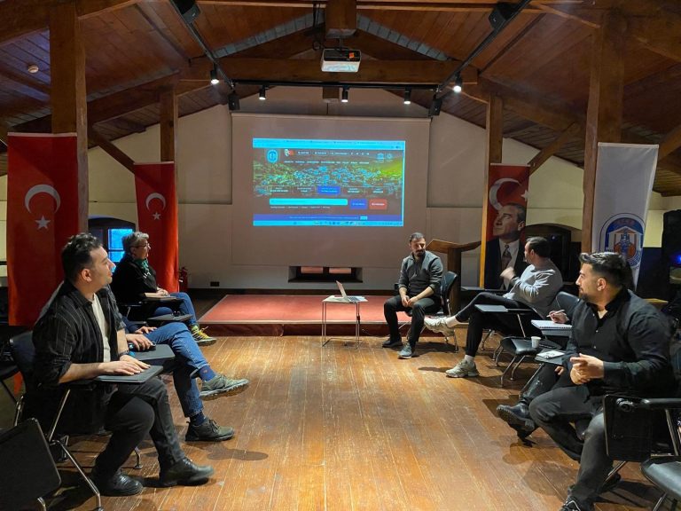 Efes Selçuk’ta gençleri yönetime davet eden iletişim ağı