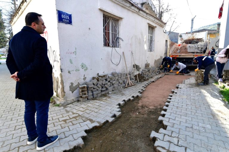 Bornova’da yol seferberliği sürüyor