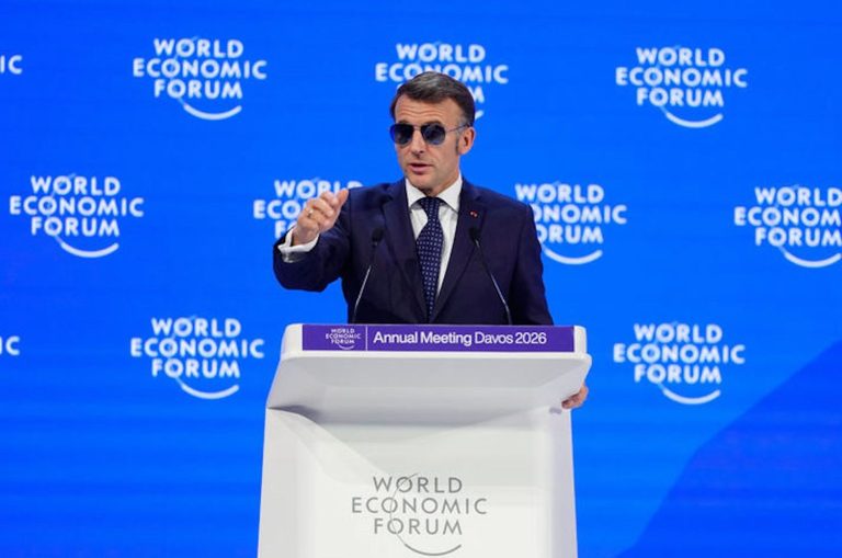Cumhurbaşkanı Macron, konuşmasını güneş gözlüğü ile yaptı