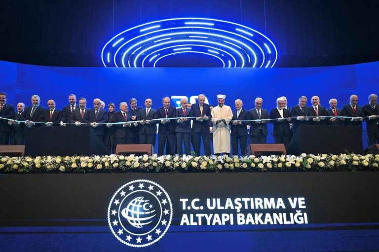 Cumhurbaşkanı Erdoğan, bölünmüş yolda 30 bininci kilometrenin kurdelasını kesti
