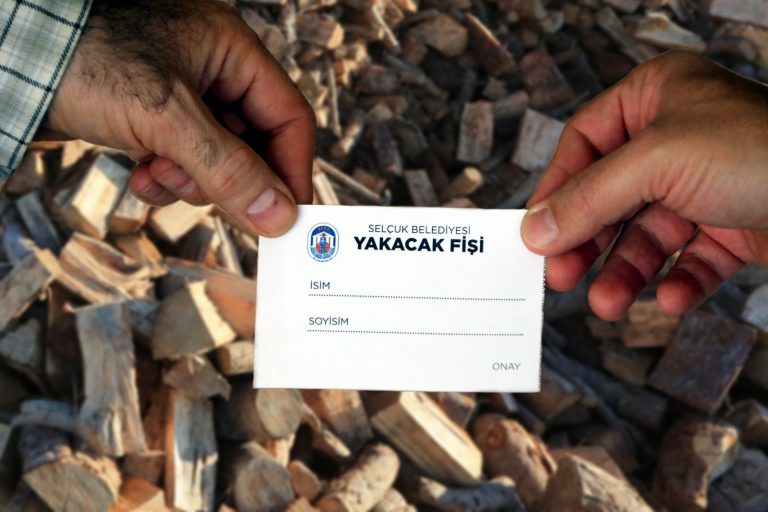 Efes Selçuk’tan sosyal desteğe ihtiyaç duyan ailelere yakacak fişi desteği