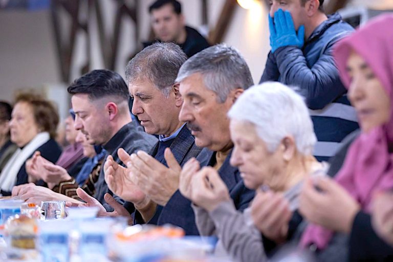 İzmir’de Ramazan sofraları büyüyor, destekler artıyor