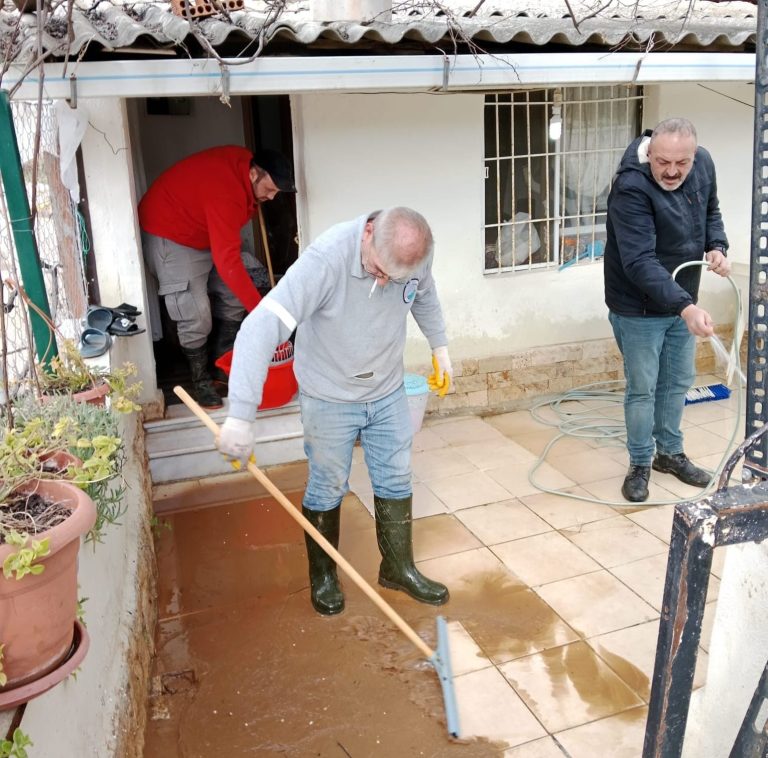 Menderes’te aşırı yağıştan etkilenen evlerde çalışma başlatıldı