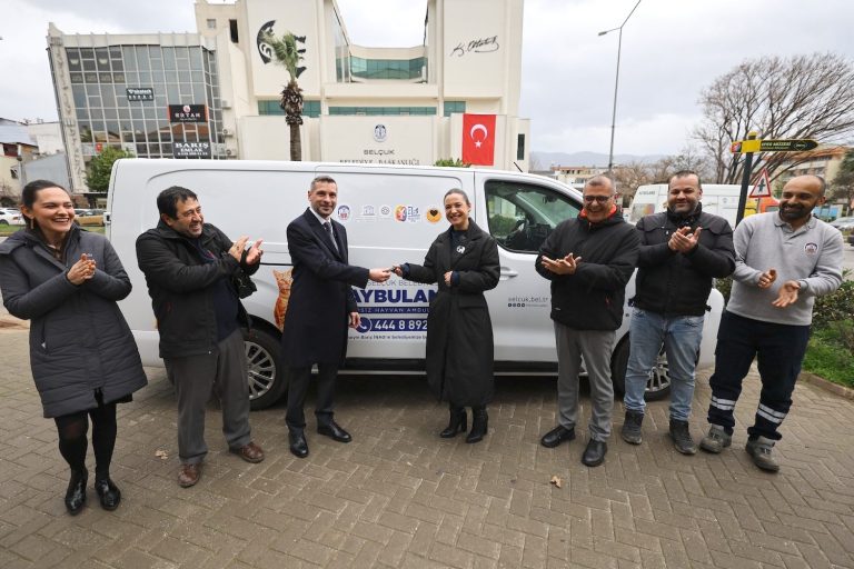 Efes Selçuk Belediyesi’ne hayvan ambulansı bağışı