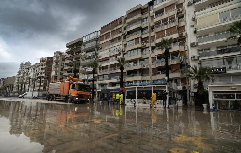 İzmir’in simgesi Kordon’da ‘sel’ çilesi