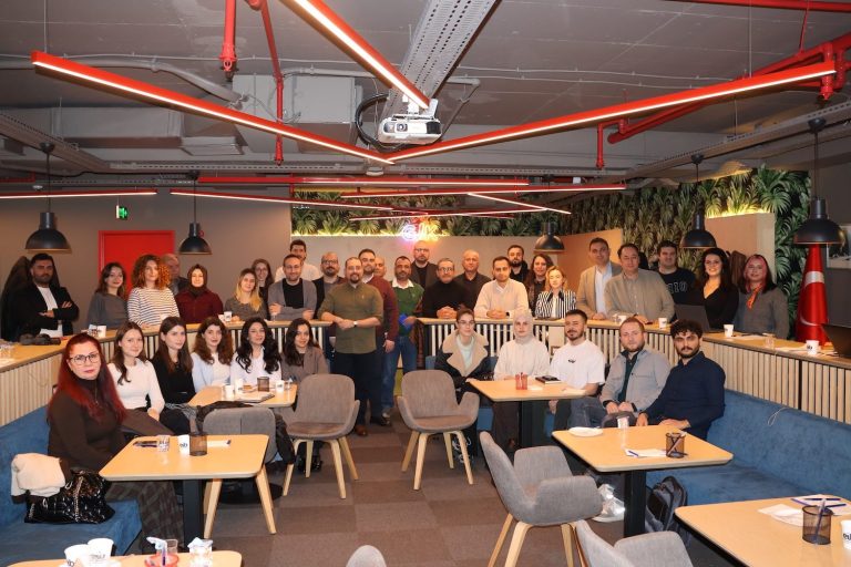 Mobilyada yeni oyun kurucu: veri ve yapay zekâ