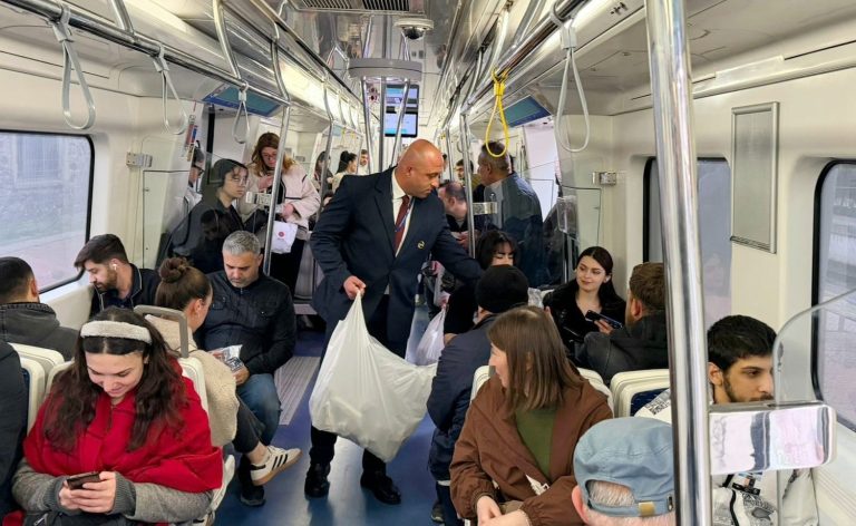 İZBAN’da Ramazan ayının ilk gününde iftarlık dağıtıldı