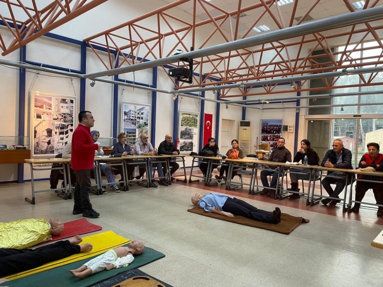 Karşıyaka’nın afet gönüllüleri eğitimlerle güçleniyor