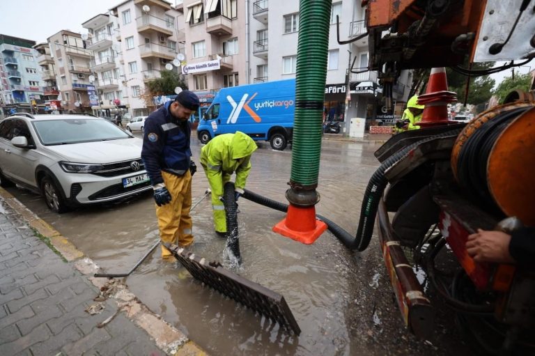 Sağanak yağış sebebiyle İzmir Belediyesi seferber oldu