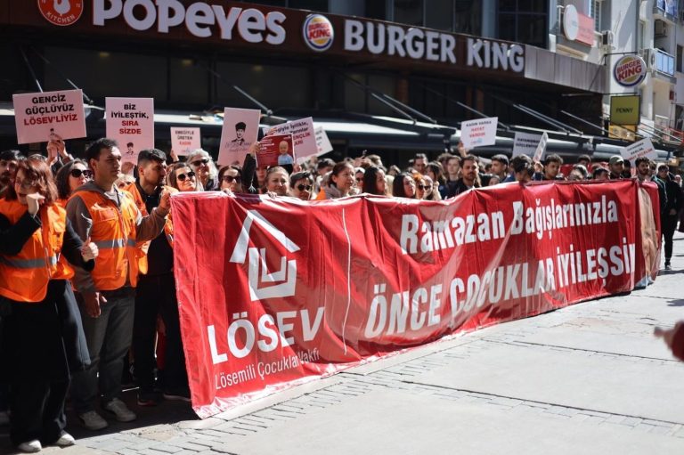 LÖSEV gençlerinden İzmir’de farkındalık etkinliği