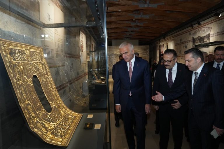 İki İznik çinisi yıllar sonra yeniden Türkiye’de