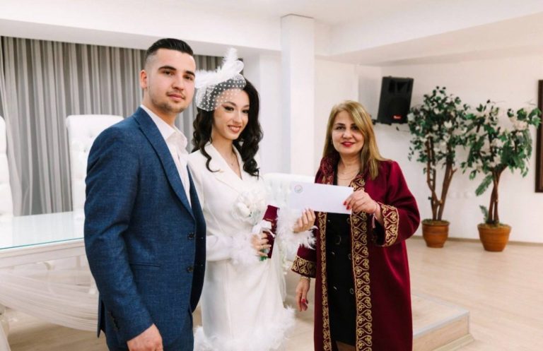 Balçova’da yeni evlenenlere alışveriş kartı desteği