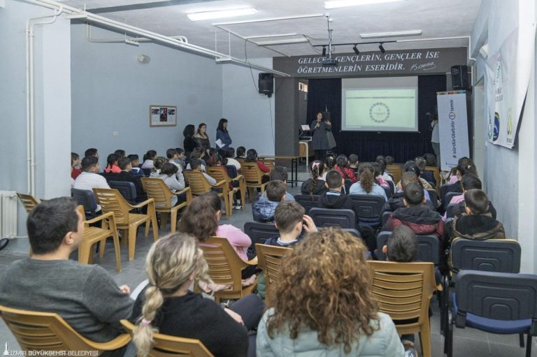 İzmir’de çocuklar iklim için ayakta