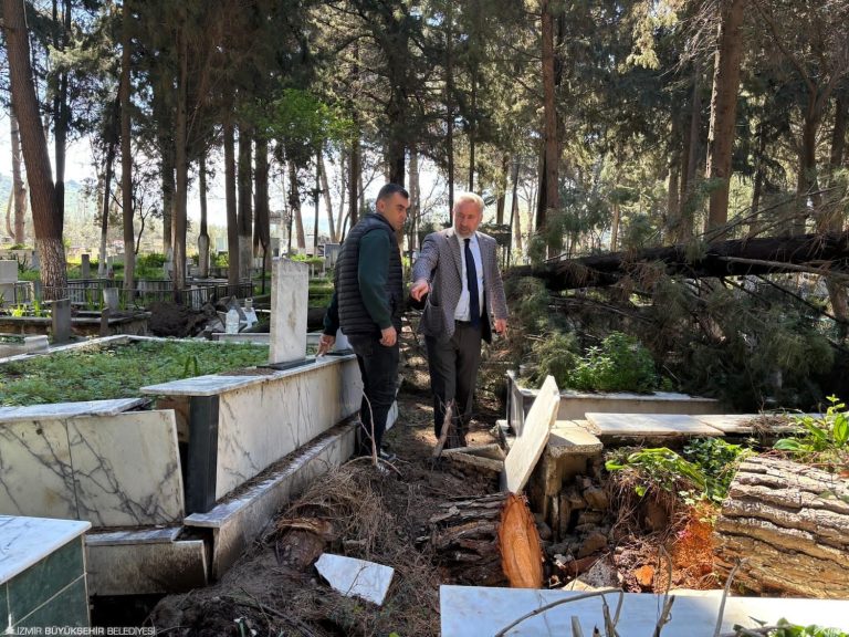 Fırtınadan etkilenen mezarlıklara hızlı müdahale
