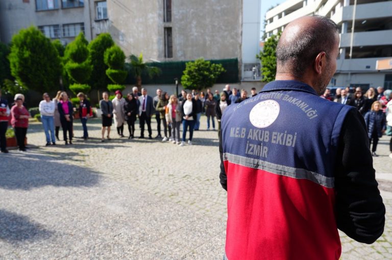 İzmir Milli Eğitim Müdürlüğü’nde deprem tatbikatı