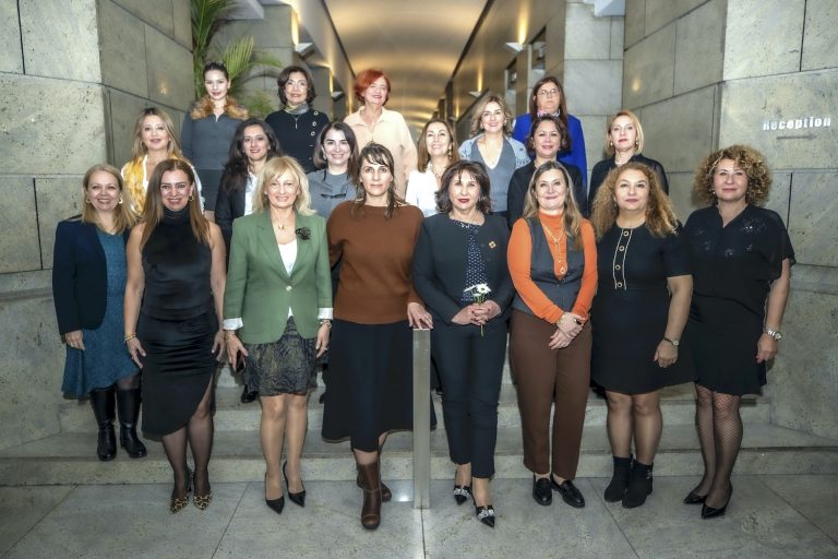 Topraktan laboratuvara bir başarı öyküsü: USKD’nin konuğu Elif Bozkurt 