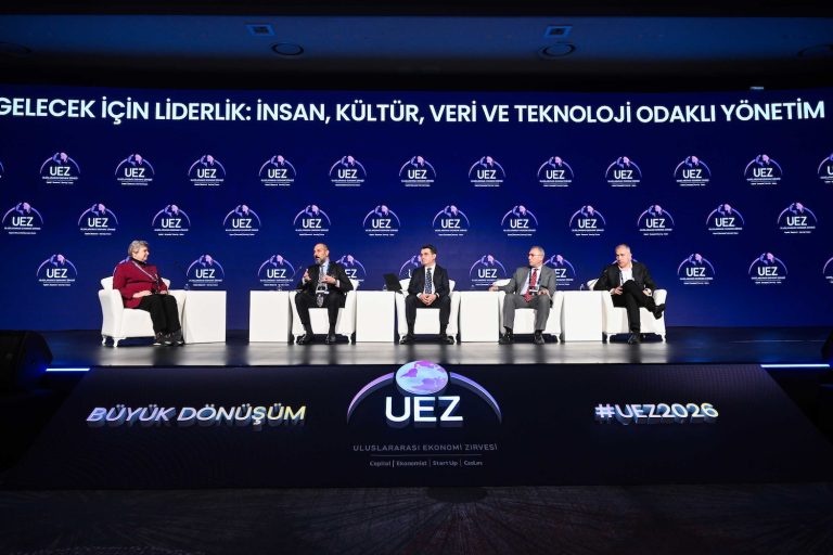 Belirsizliğin normalleştiği bu dönemde liderlik ön plana çıkıyor