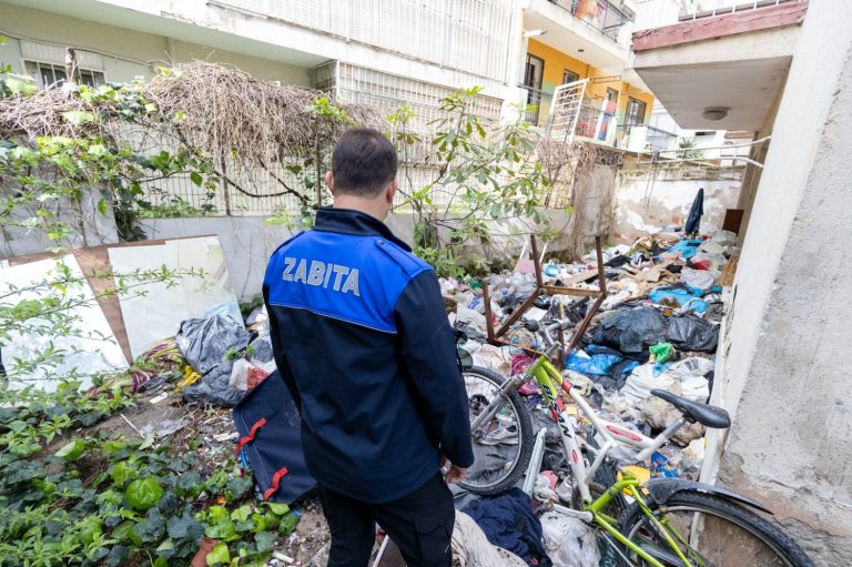 Karşıyaka’da çöp evden 3 ton atık çıkarıldı