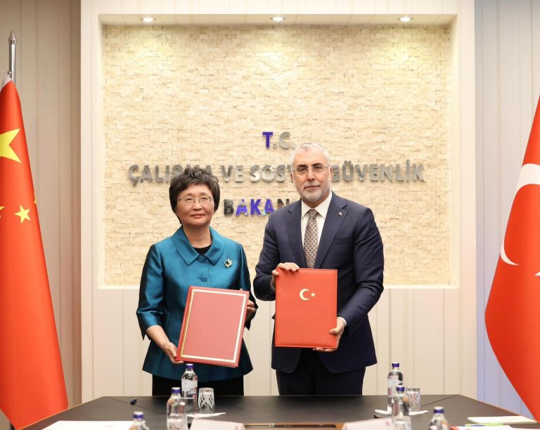 ​Bakan Işıkhan, Çinli mevkidaşı Wang Xiaoping ile bakanlıkta bir araya geldi