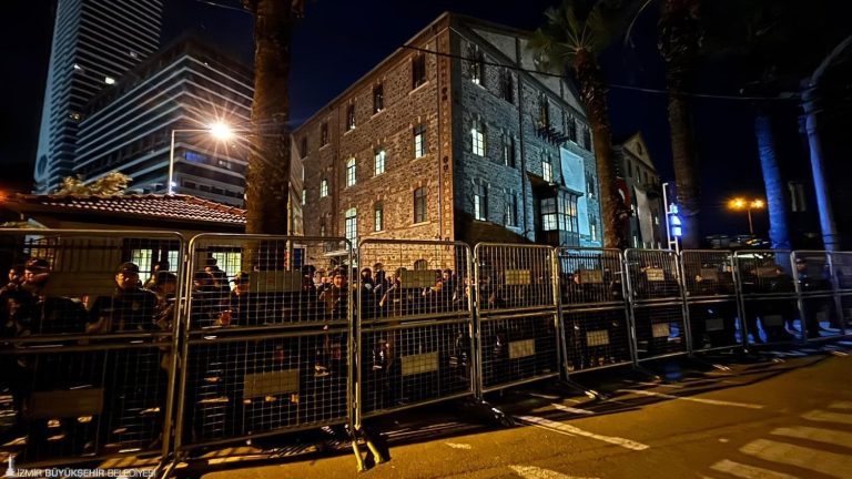 Meslek Fabrikası, sabah erken saatlerde polis tarafından ablukaya alındı