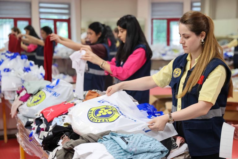 ​Buca’da LC Waikiki iş birliğiyle bayramlık dağıtıldı