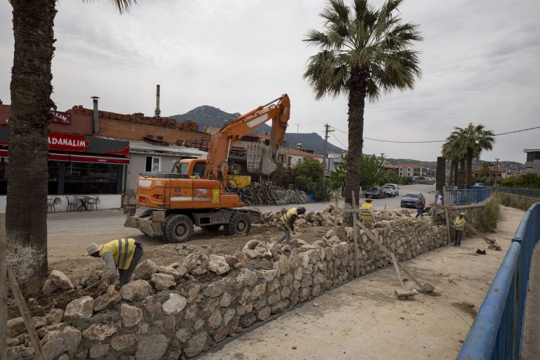 Yeni Foça’da tarihi dere yatağı güçlendiriliyor