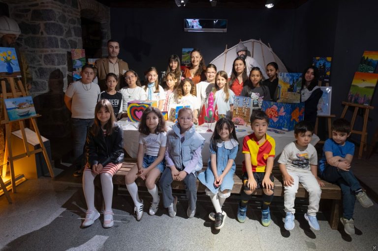 Resimlerini Atatürk’e armağan ettiler 