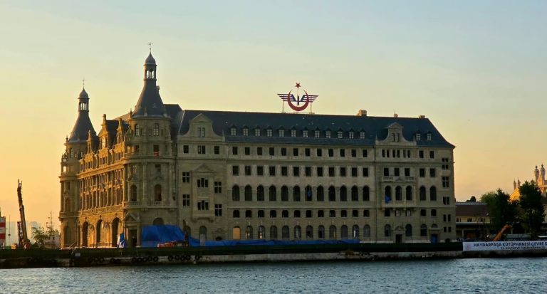 Haydarpaşa’da iskeleler kalktı, tarihi cephe gün yüzüne çıktı