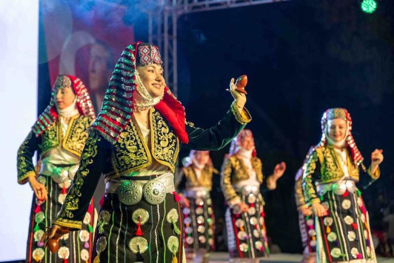 Bornova Halk Dansları Festivali muhteşem gala ile sona erdi